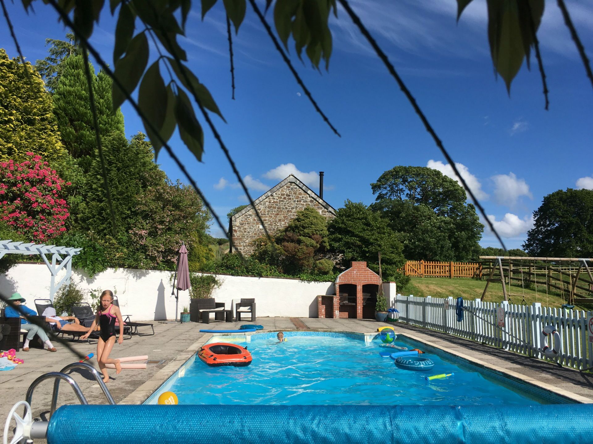 Een buitenzwembad, een verwarmd zwembad