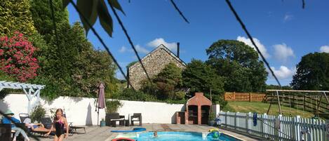 Een buitenzwembad, een verwarmd zwembad