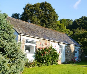 Property grounds - Self Catering Rural Farm Cottage + Heated Pool Cornwall  (Launceston)