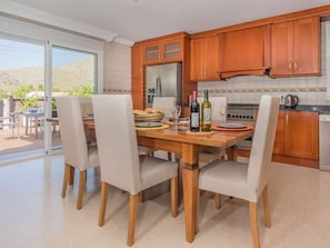 Dining - Newly revamped villa walking distance to beaches, mountains and pinewalk (Port De Pollença)
