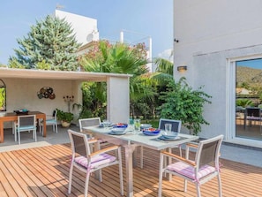 Outdoor dining - Newly revamped villa walking distance to beaches, mountains and pinewalk (Port De Pollença)
