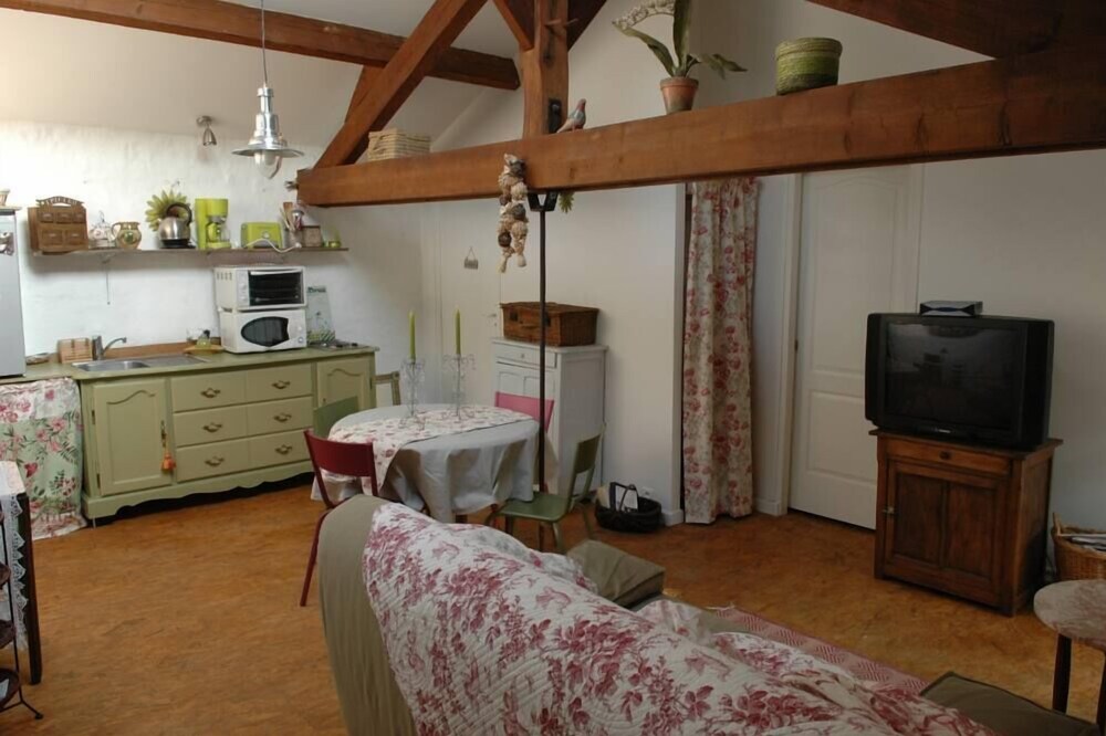 La Ville Du Bois: Charming apartment 20 km from Paris