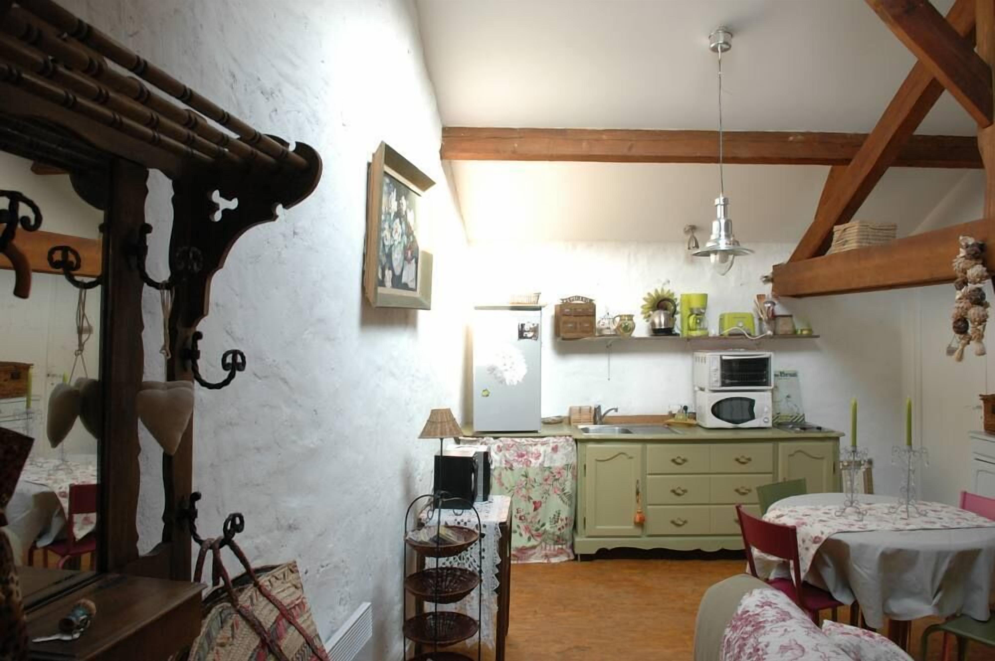 La Ville Du Bois: Charming apartment 20 km from Paris