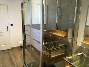 Een douche, handdoeken