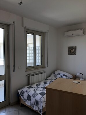 2 habitaciones, tabla de planchar con plancha, wifi y ropa de cama 