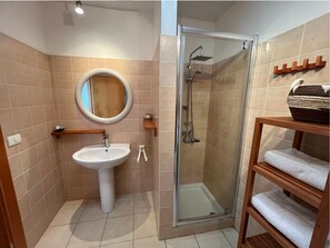 Shower, hair dryer, bidet, towels - Unique apartment with 2 large terraces, 4 mins walk from Otranto centre and sea (Otranto)