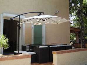 تناول الطعام بالخارج