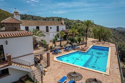 Jasmine Padre Aviles 17th C converted convent with pool, tennis & amazing views