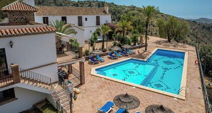 Jasmine Padre Aviles 17th C converted convent with pool, tennis & amazing views