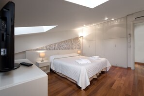 3 bedrooms, in-room safe, desk, iron/ironing board