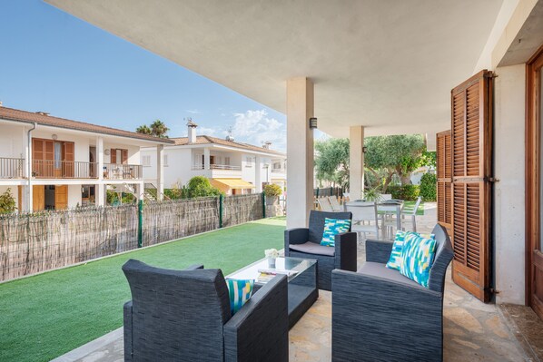 Terrace/patio - Villa Bugambilia is just 50 meters from a long sandy beach. (Muro,)