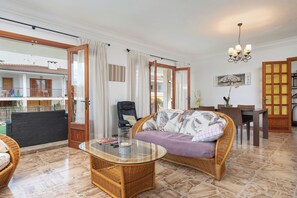 TV, DVD player - Villa Bugambilia is just 50 meters from a long sandy beach. (Muro,)