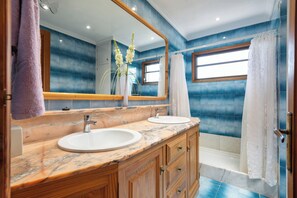 Badewanne, Haartrockner, Bidet, Handtücher