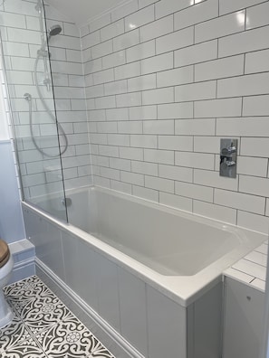 Badewanne, umweltfreundliche Kosmetikartikel, Haartrockner, Handtücher