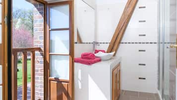 Badewanne, Haartrockner, Handtücher, Toilettenpapier