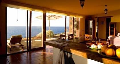 Ground house with spectacular sea views and tranquility