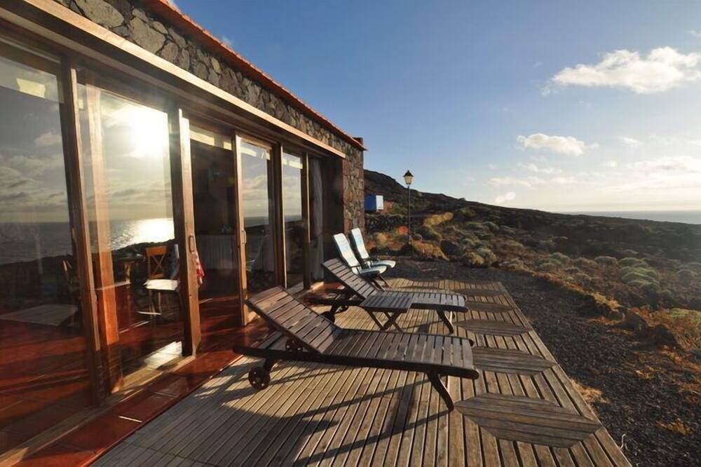 Ground house with spectacular sea views and tranquility