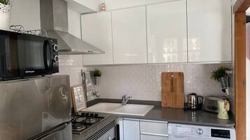 Een koelkast, een magnetron, een oven, een kookplaat