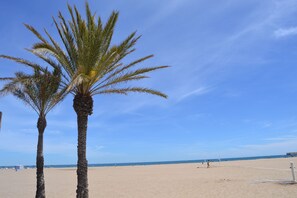 On the beach, beach towels - Apartment on the Beach Malvarrosa Cabañal, CA MICAELA- Wifi free, easy parking (València)