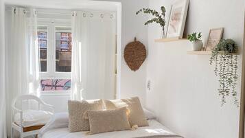 3 slaapkamers, een strijkplank/strijkijzer, gratis wifi, beddengoed