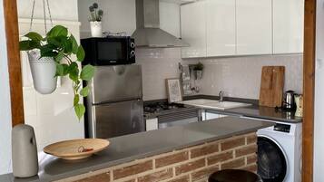 Een koelkast, een microgolfoven, een oven, een kookplaat