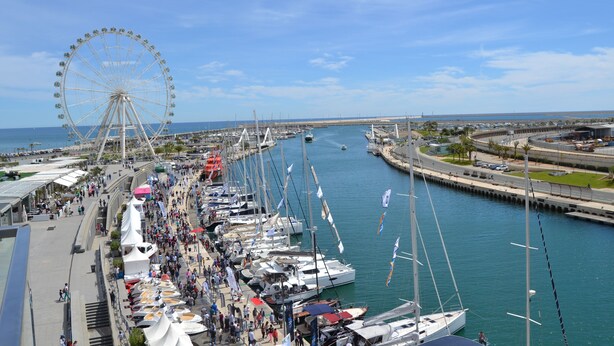 A marina with numerous boats docked, a large Ferris wheel in the background, and a busy walkway with people. - Apartment on the Beach Malvarrosa Cabañal, CA MICAELA- Wifi free, easy parking (València)