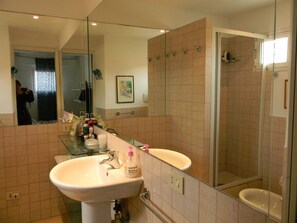 Een douche, een haardroger, een bidet, handdoeken