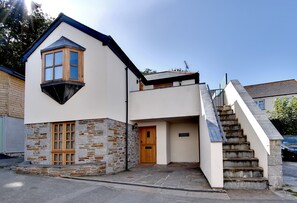 Exterior - Lobster Pot in Padstow Is A 'fisherman's Style' Cottage With A Parking Space. (Padstow)