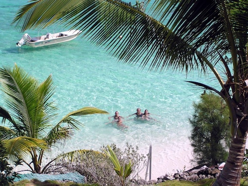 Sundowner house, beach front, one of the best views on the island. Sleeps 6.