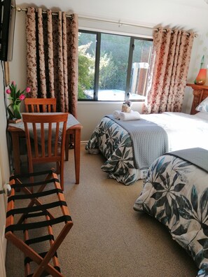 Familienhaus, 2 Schlafzimmer, Gartenblick | 2 Schlafzimmer, Pillowtop-Betten, individuell dekoriert