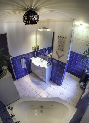 Familienhaus, 2 Schlafzimmer, Gartenblick | Badezimmer | Badewanne und Dusche (separat), Whirlpool, Designer-Toilettenartikel