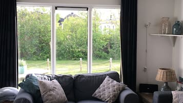 Een televisie en een open haard
