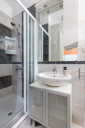Dusche, Haartrockner, Bademäntel, Bidet