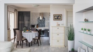 Une cuisine moderne avec un coin repas, comprenant une table ronde, des chaises et un canapé.