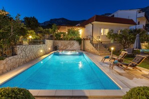 Piscina a l'aire lliure i piscina climatitzada 