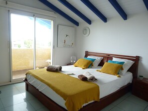 5 bedrooms, desk, iron/ironing board, travel crib