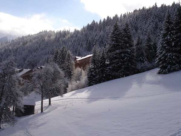 A snow-covered mountain landscape with a cabin and a ski lift. - Family Friendly Apartment with Balcony and Stunning Mountain Views (Saint-Jean-D'aulps)