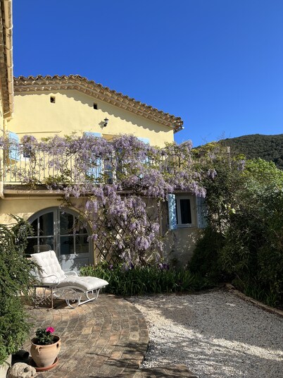 Large Holiday House - Pool, Air Con, High Speed WiFi & Mountain Views
