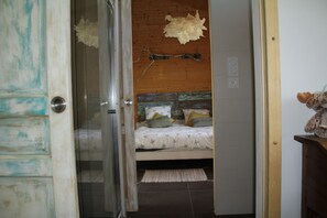 2 bedrooms, desk, iron/ironing board, travel cot