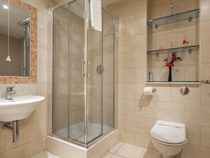 Een bad, een haardroger, handdoeken