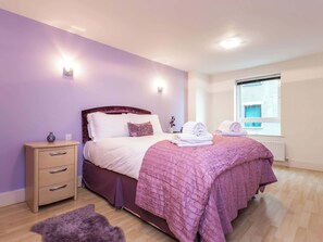 2 bedrooms, iron/ironing board, WiFi, bed sheets - Baywatch - Private Balcony Overlooking Poole Quay (Poole)