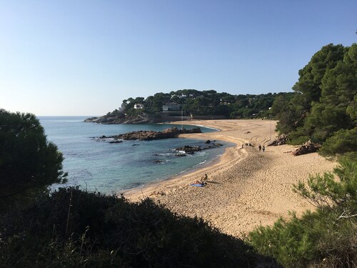 Appartement de deux chambres a S'Agaro avec jardin et piscine communautaire.
