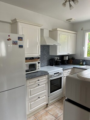 Réfrigérateur, micro-ondes, plaque de cuisson, lave-vaisselle