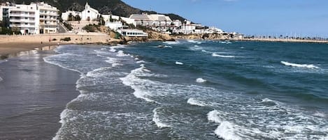 Una spiaggia nelle vicinanze