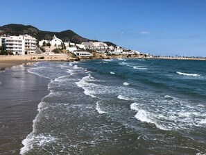 On the beach - BALMINS APARTMENT, FULLY EQUIPPED 50 MTS FROM THE BEACH OF ST.SEBASTIA (SITGES)