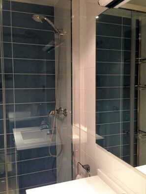 Combined shower/tub, hair dryer, bidet, towels - BALMINS APARTMENT, FULLY EQUIPPED 50 MTS FROM THE BEACH OF ST.SEBASTIA (SITGES)
