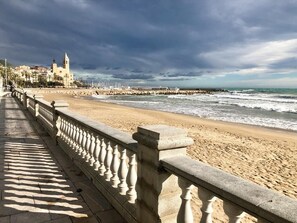 On the beach - BALMINS APARTMENT, FULLY EQUIPPED 50 MTS FROM THE BEACH OF ST.SEBASTIA (SITGES)