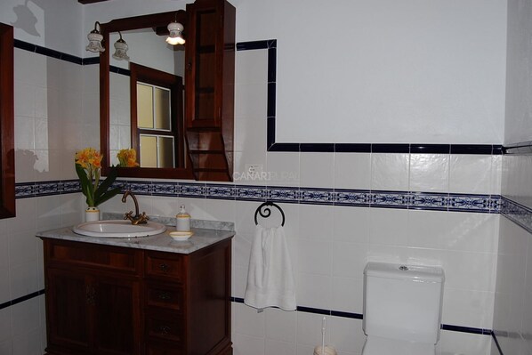 Shower, towels - Escape to Anastasio Cottage, Rustic Charm in Villa de Mazo (Villa de Mazo)