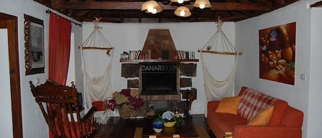 Televisión y chimenea