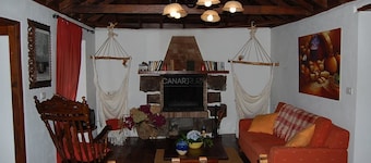 Escape to Anastasio Cottage, Rustic Charm in Villa de Mazo